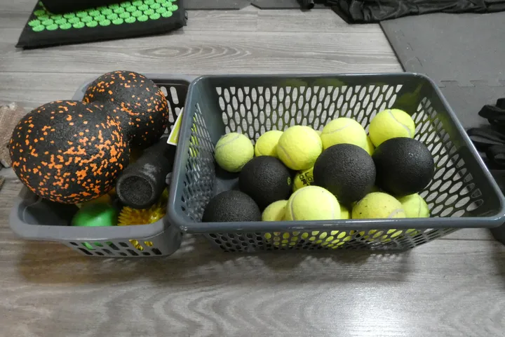 Konvolut Faszien-/Massagebälle & Tennisbälle, mit 2 Körben